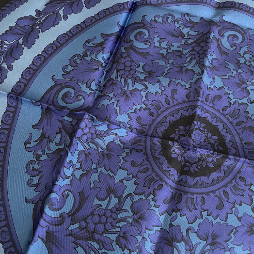 🌟Rare Versace Silk Scarf - Picture 3 of 7